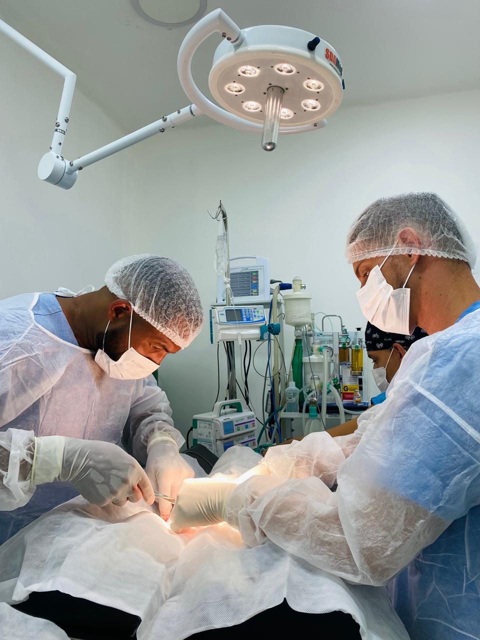 Equipe veterinária da Small Pet em centro cirúrgico